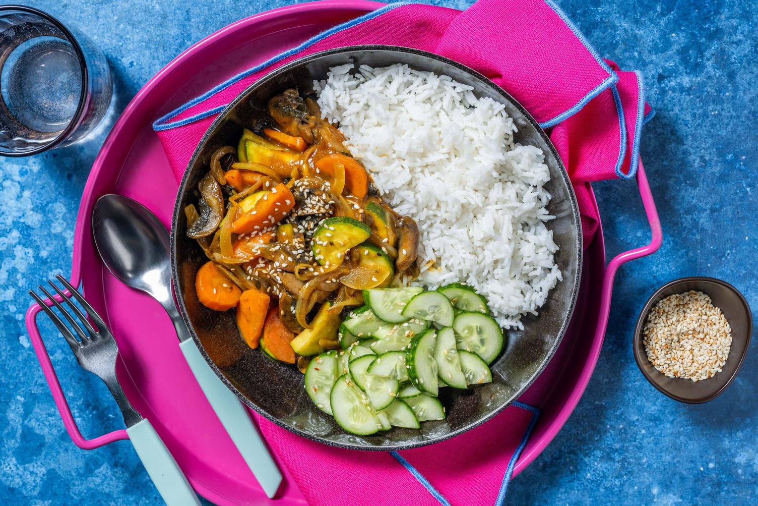 Mildes japanisches Gemüse-Curry auf Sesam-Reis