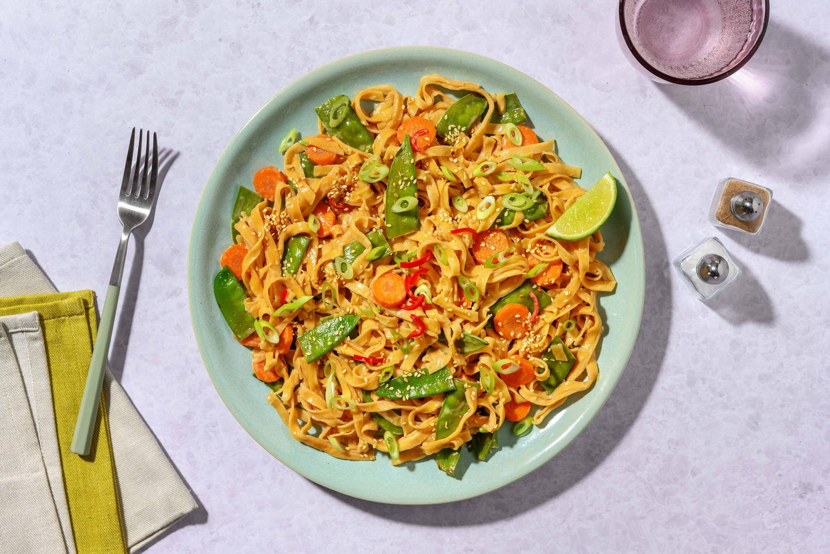 Chilinudel-Pfanne in Kokos-Limetten-Sauce