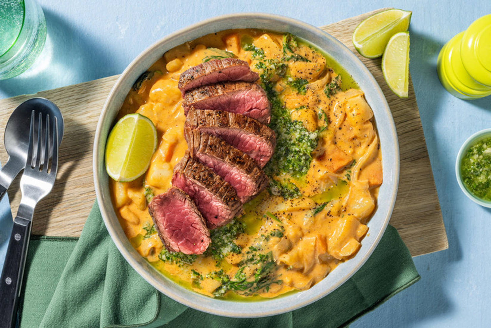 Grünkohl-Curry-Eintopf mit extra Steak und Kartoffeln