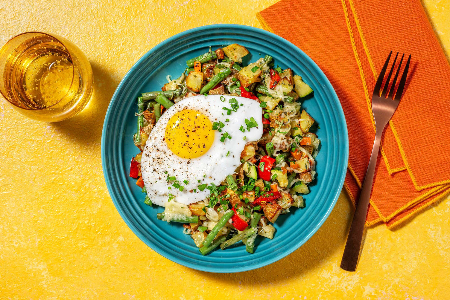 Pommes de terre sautées avec œuf au plat et haricots verts