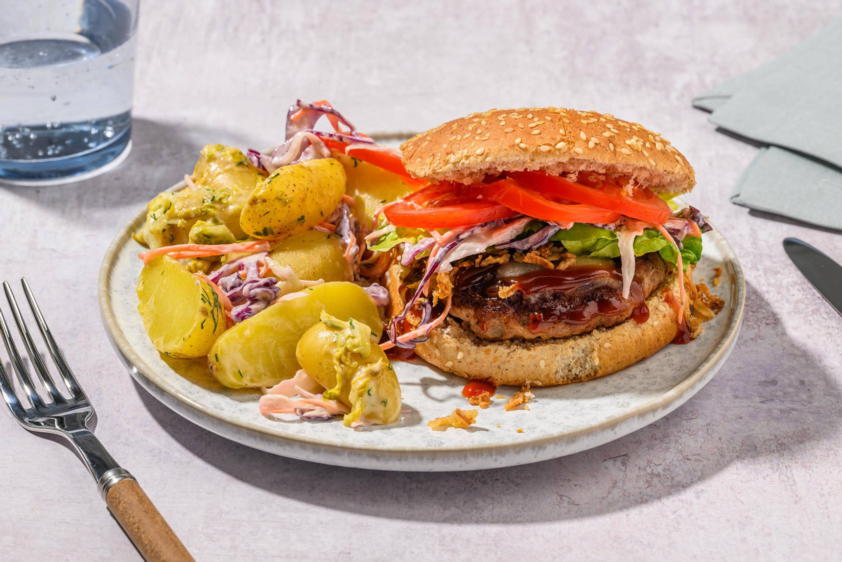 BBQ-kipburger met gefrituurde uitjes