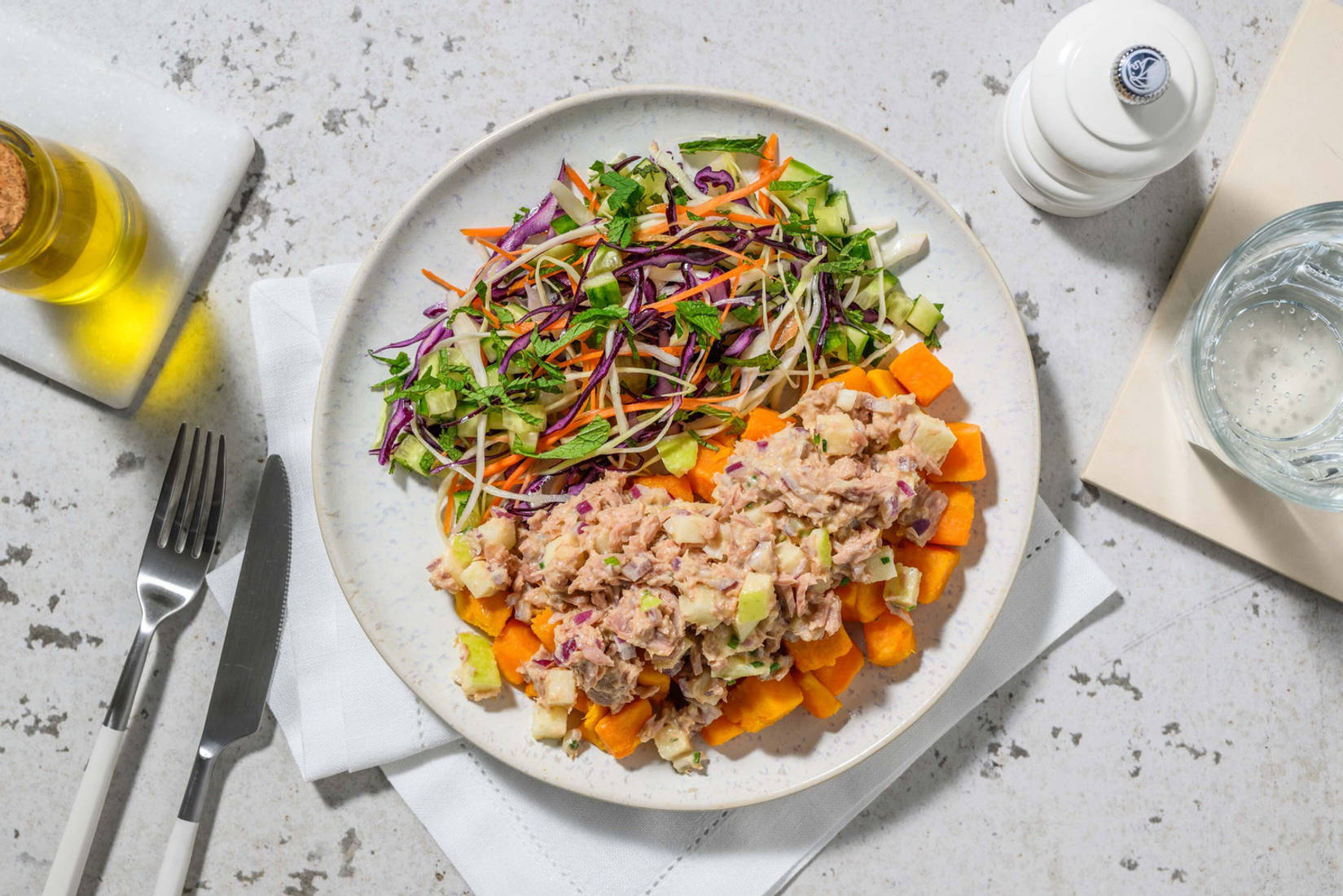 Bowl met frisse tonijnsalade en gepofte zoete aardappel