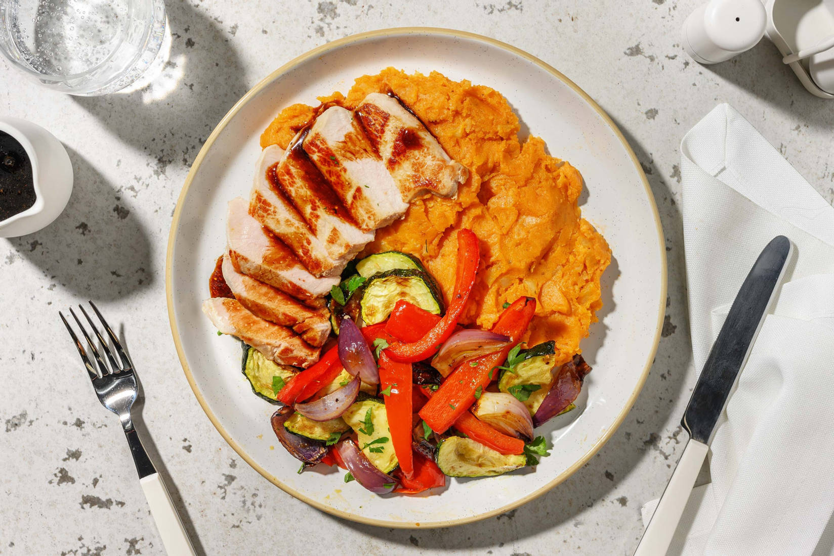 Salbei-Schweinesteak mit Ofengemüse