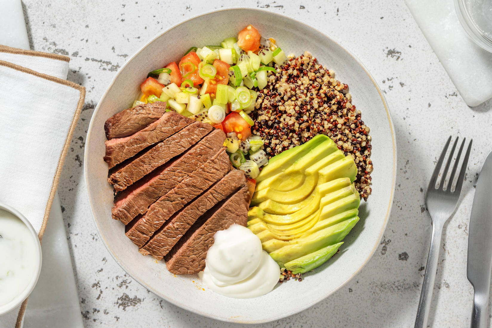 Smoky Bio-Rindersteak Bowl auf Quinoa Tricolor 