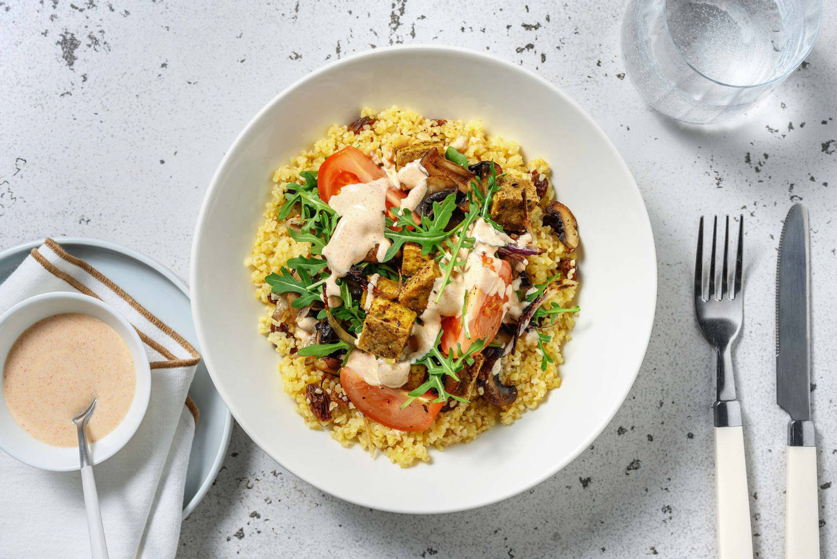 Knuspriger Basilikum-Tofu auf Bulgur