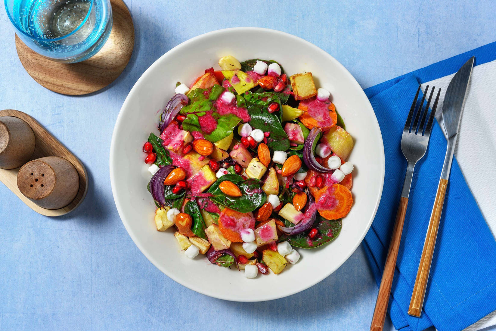 Schneeflocken aus Ziegenkäse auf Wintersalat