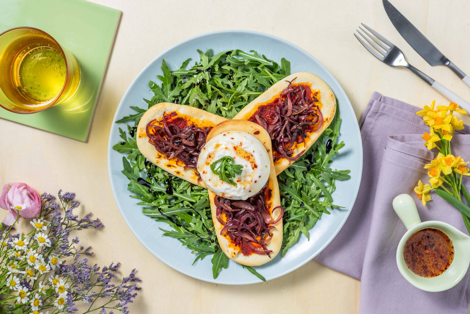 Pinsa-Blume mit Büffelmozzarella & Chili-Honig