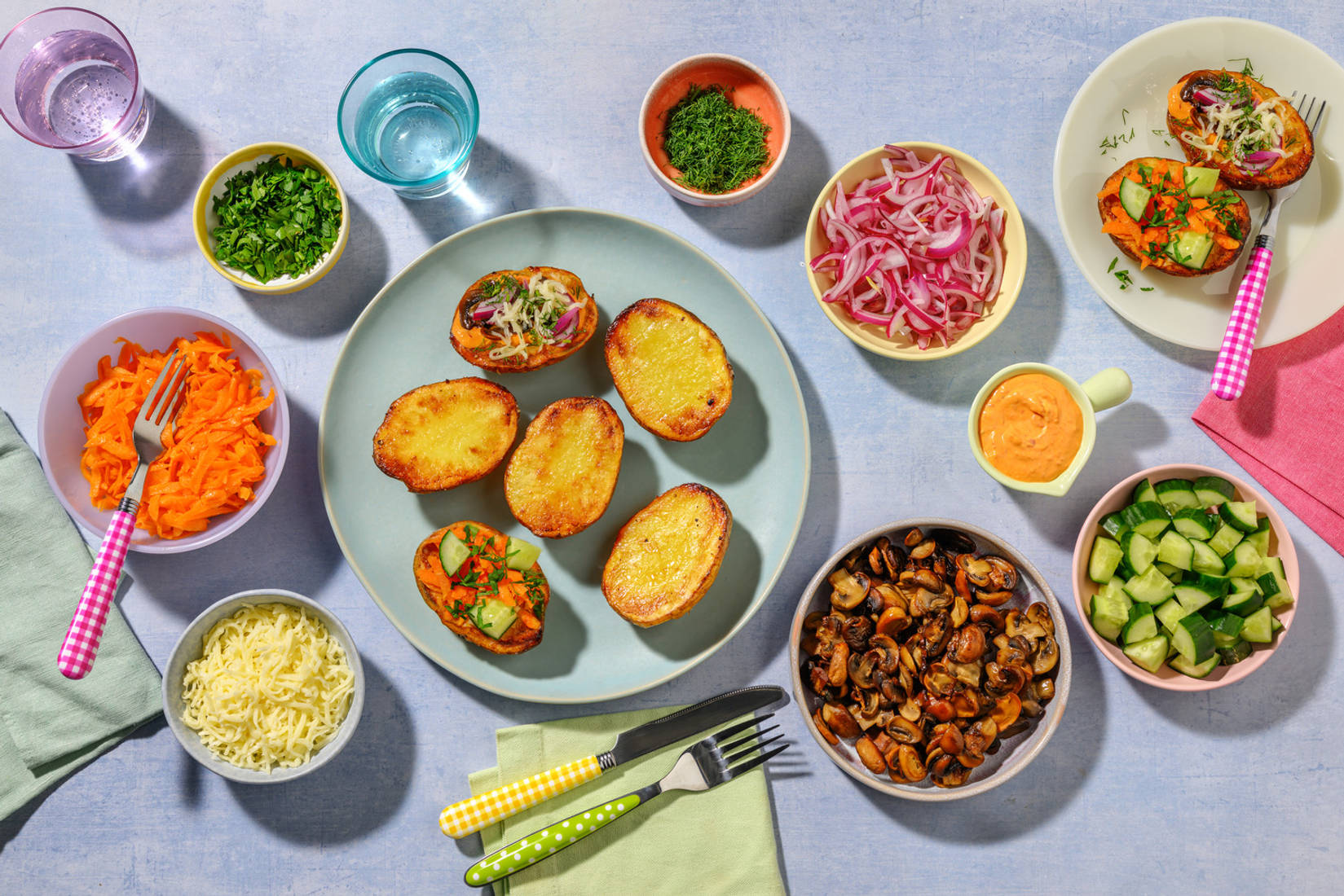 Regenbogen-Ofenkartoffeln mit vielen bunten Toppings