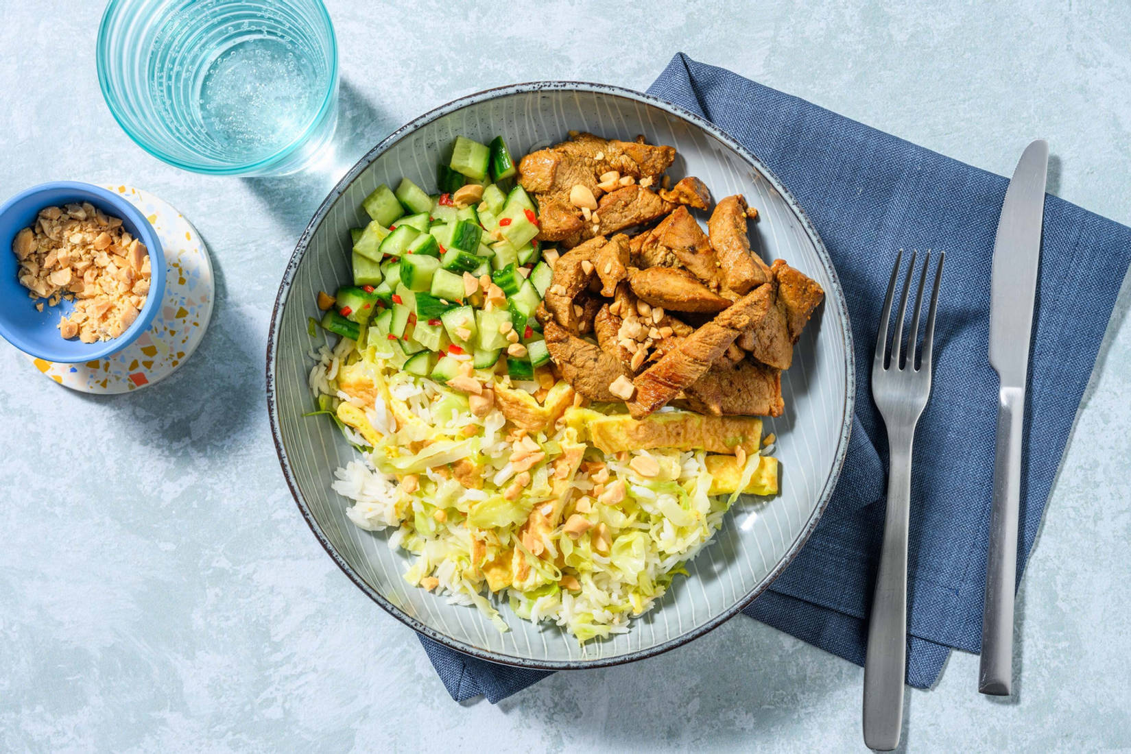 Émincés de porc et riz sauté garni de lamelles d'omelette