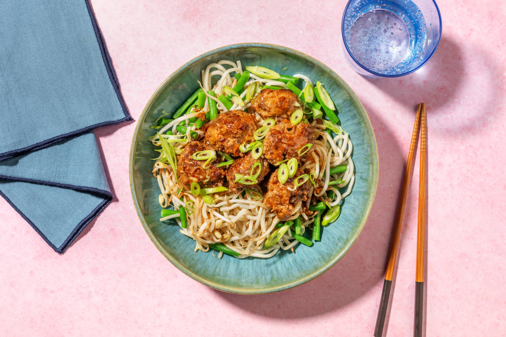 Boulettes de viande laquées et nouilles