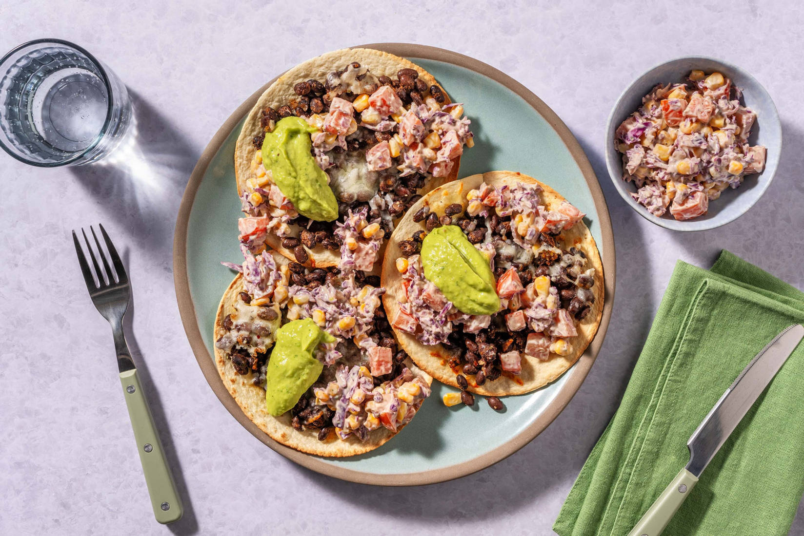 Tostadas aux haricots noirs et salsa d'avocat