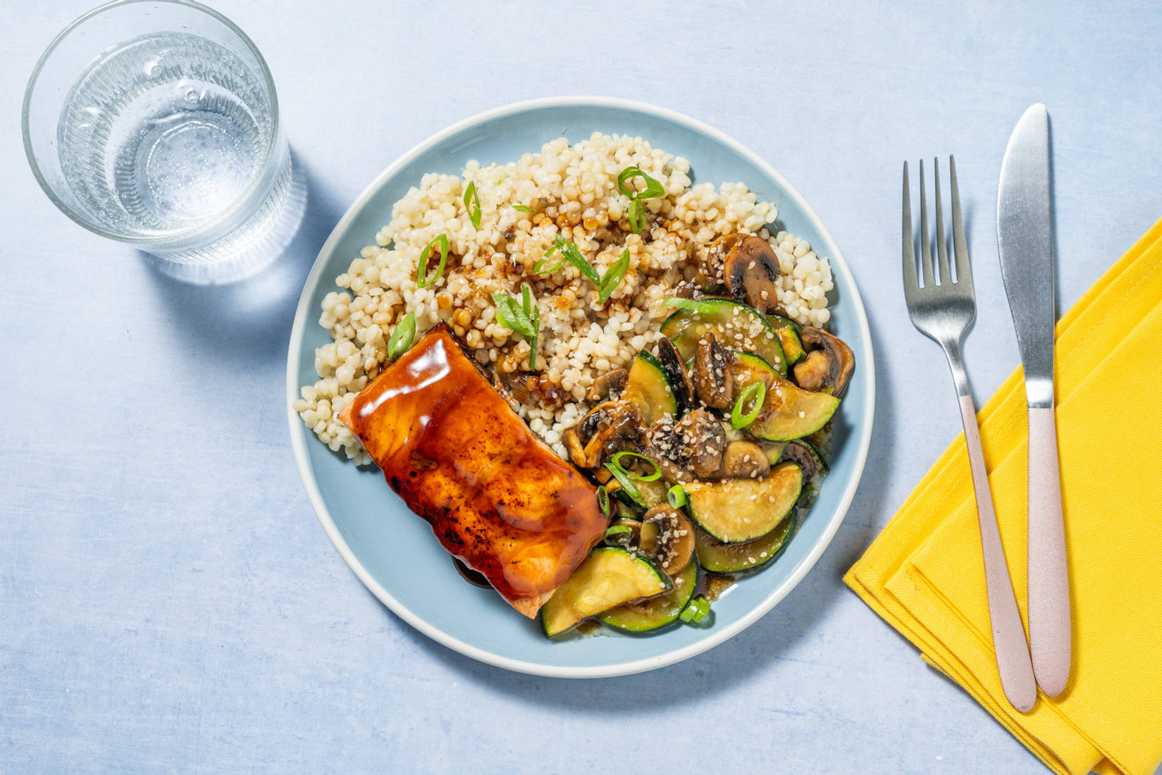 Sticky zalmfilet met champignons en gomasio