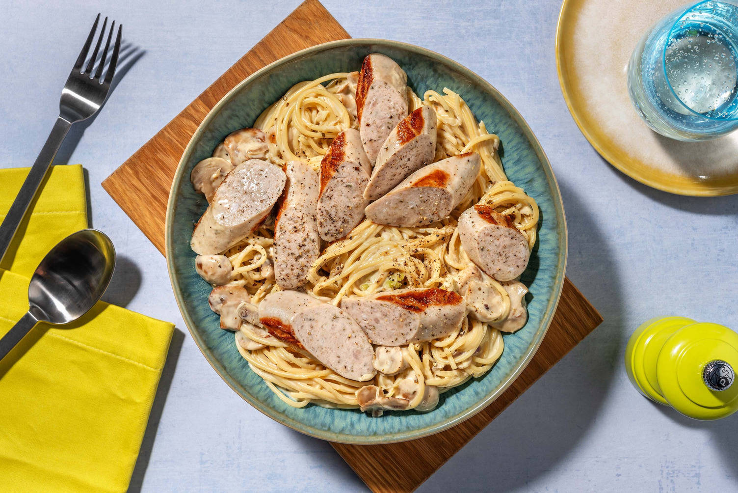 Kipworstjes met spaghetti in pesto-roomsaus