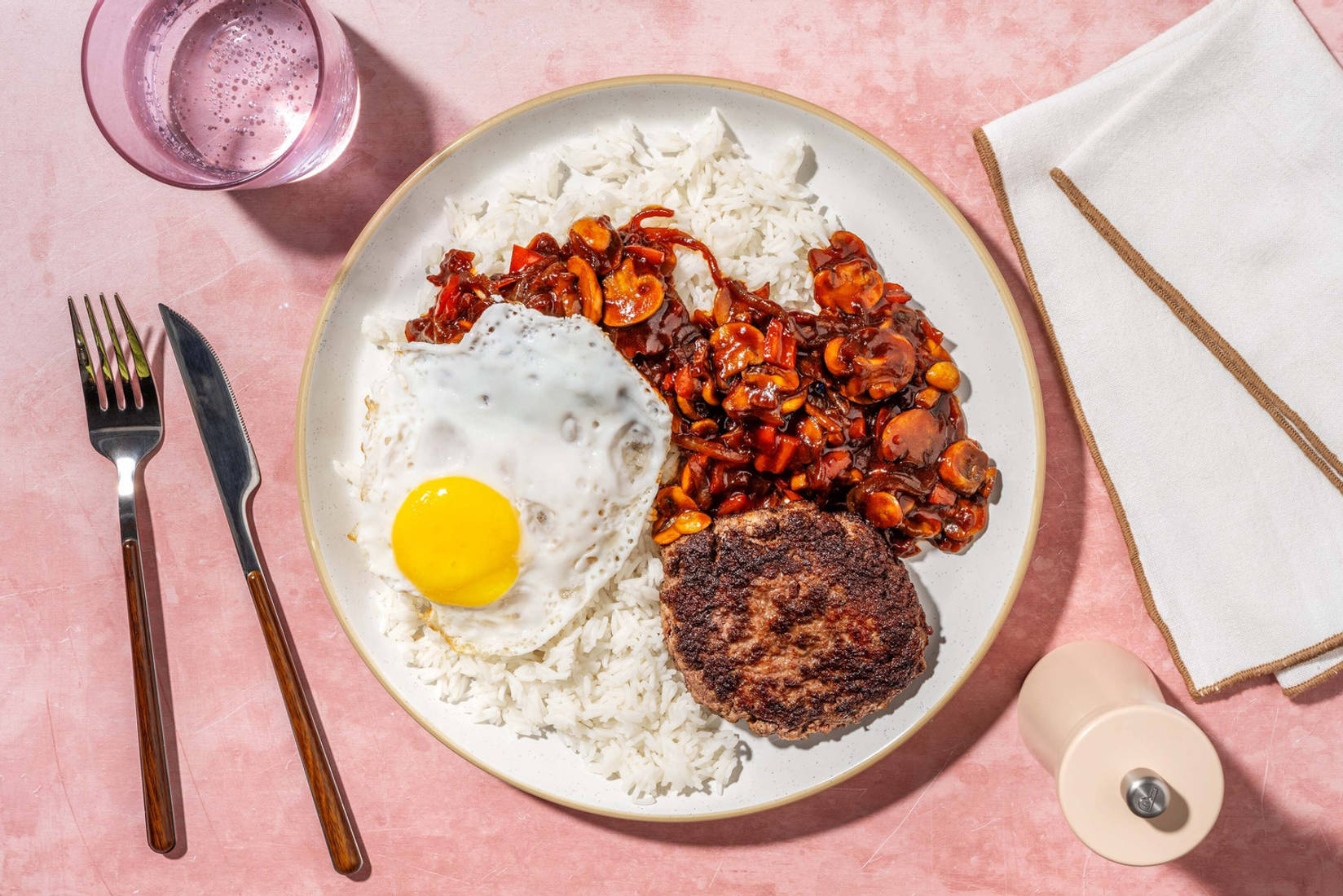 Steak haché à la hawaïenne et champignons laqués