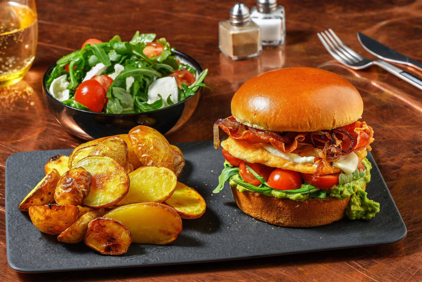 Burger de poulet à la mozzarella et au jambon serrano