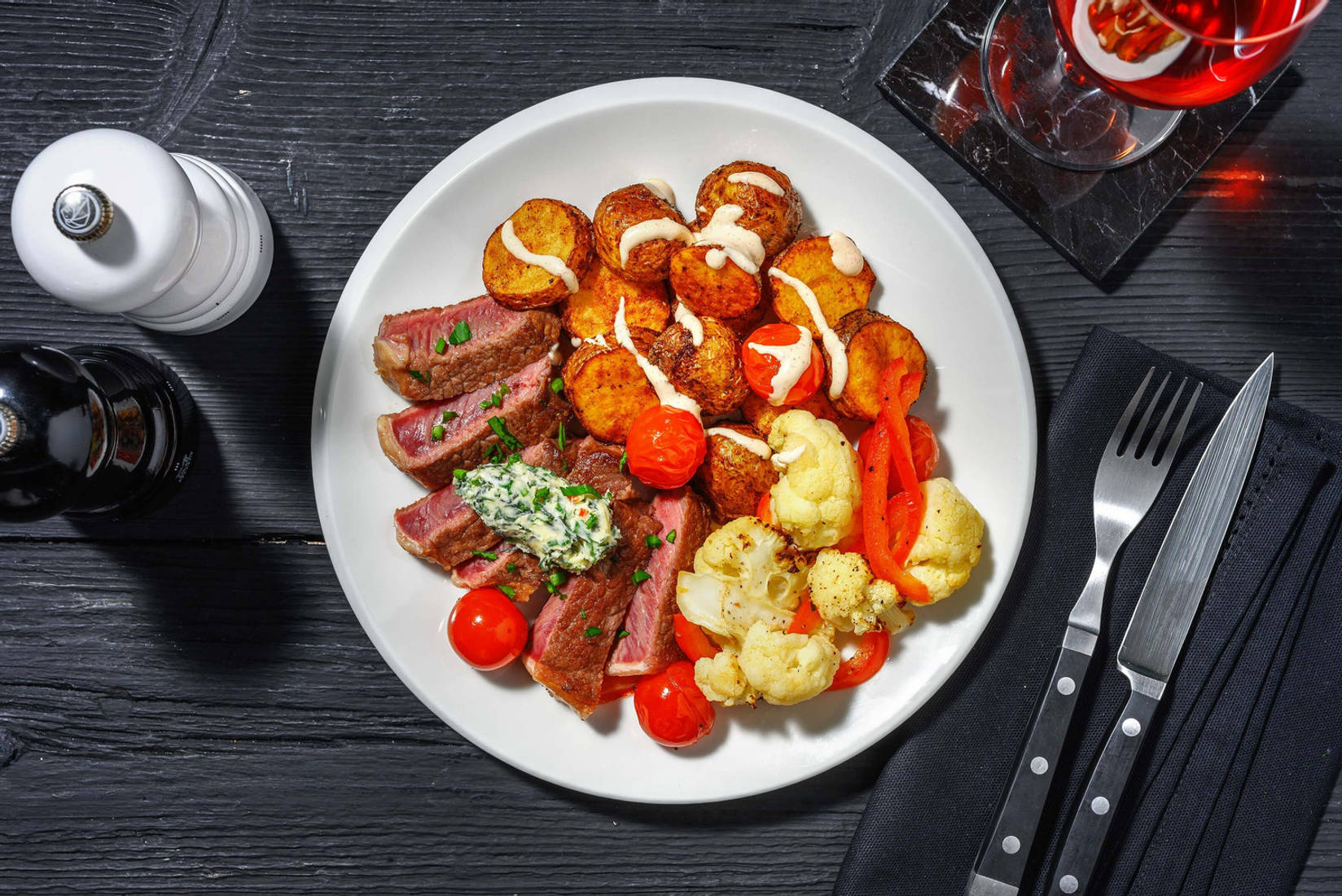 Steak mariné et beurre aux fines herbes maison