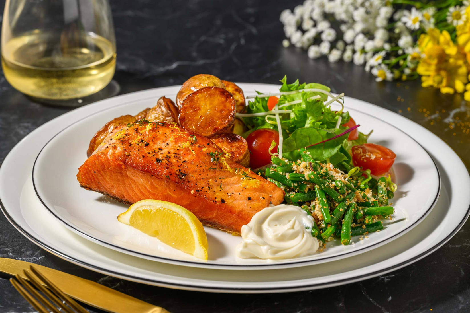 Zalmfilet met citroen-kruidensaus