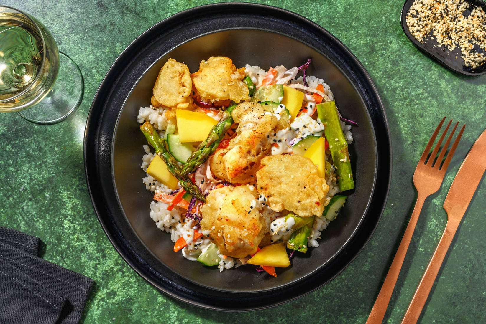 Bowl de tempura de cabillaud, asperges et mangue