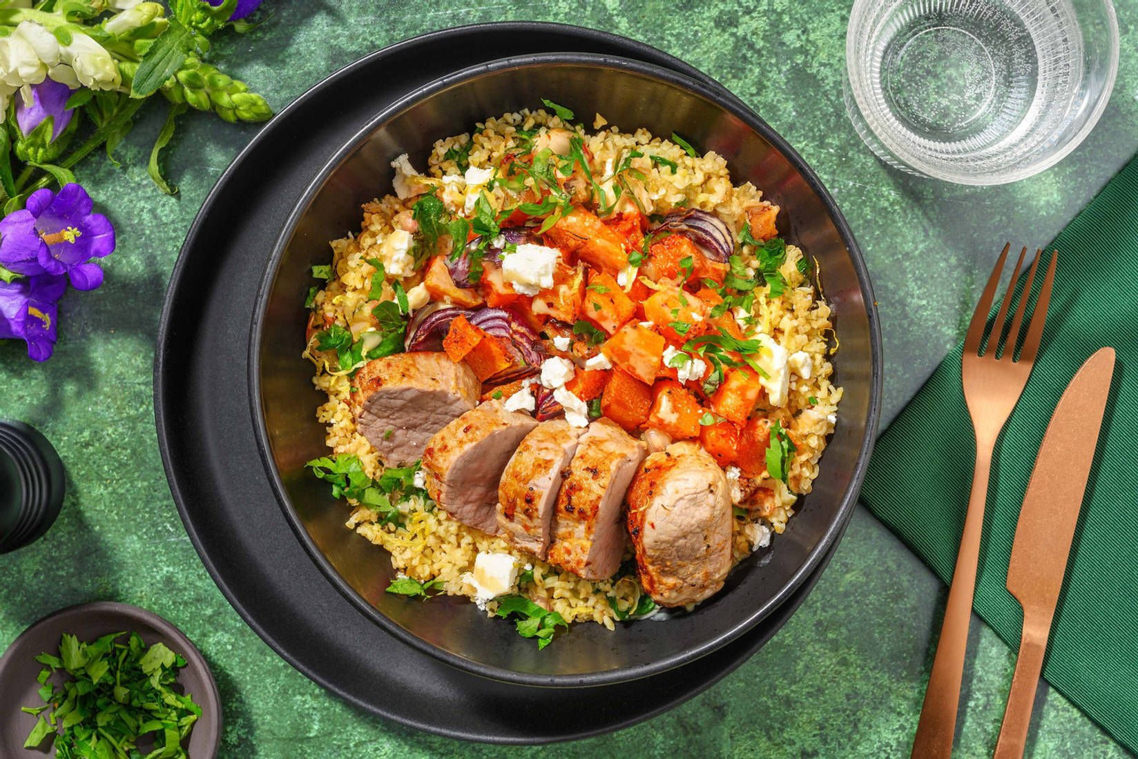 Filet mignon de porc acidulé avec mangue, tahini et fromage à la grecque