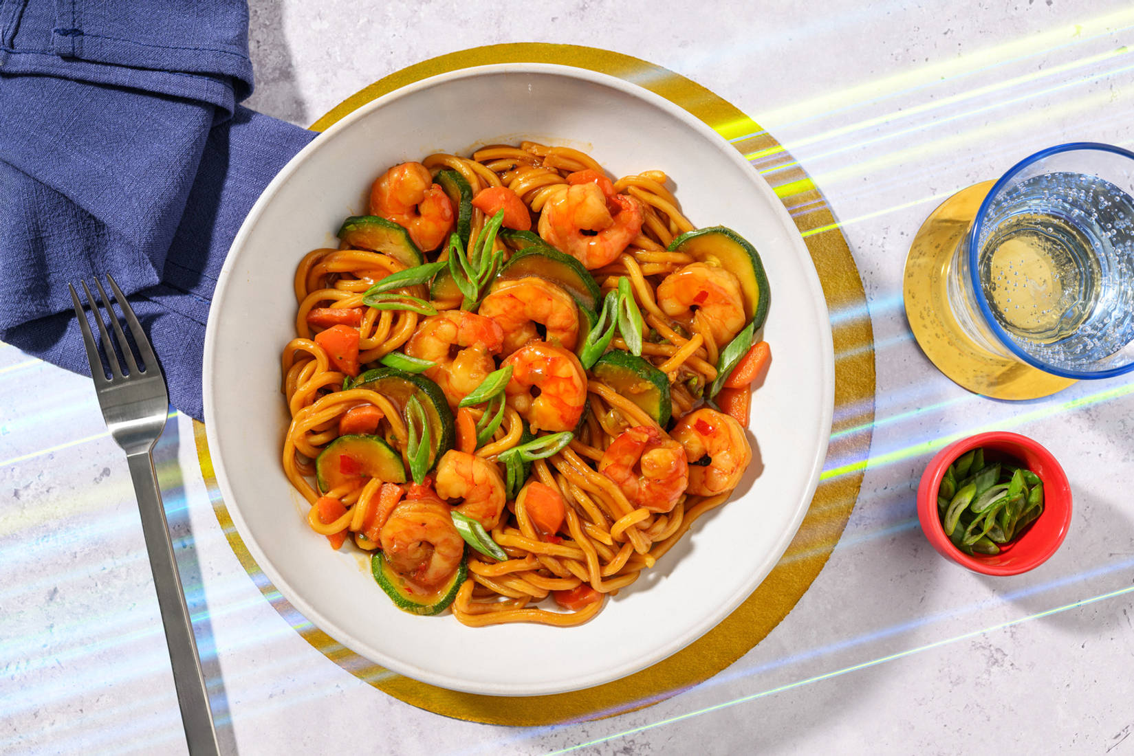 Salteado rápido de noodles y langostinos