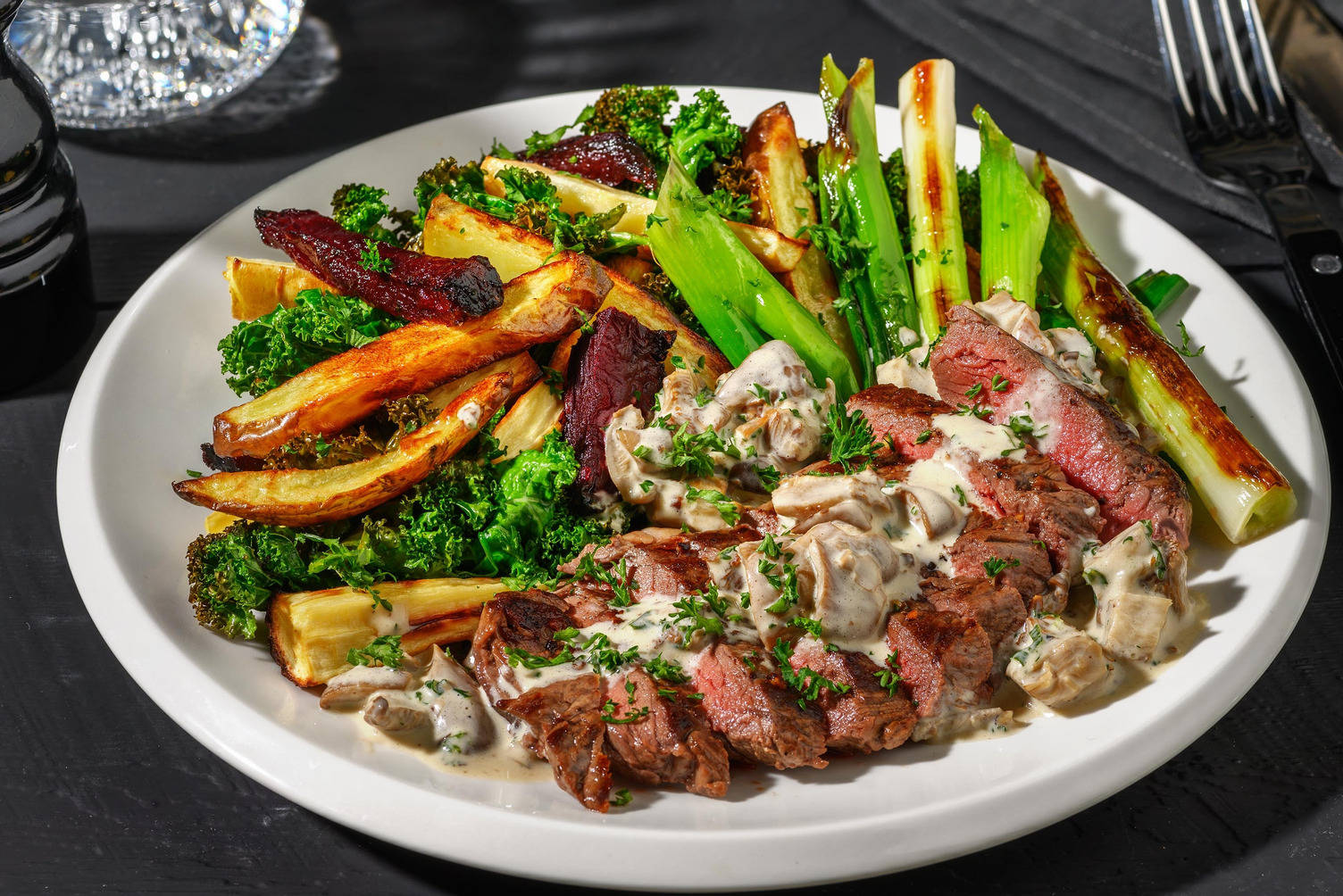 Stegt rumpsteak og cremet svampesauce