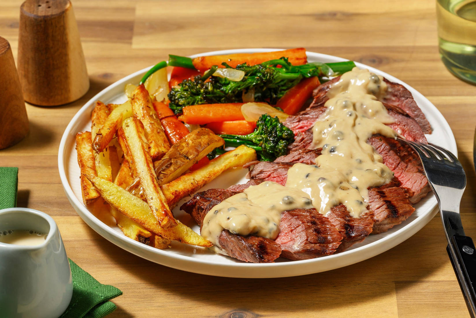 Grillad rumpstek och krämig pepparsås