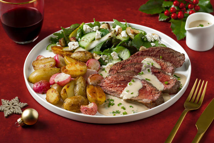 Hjortstek och getost- och päronsallad