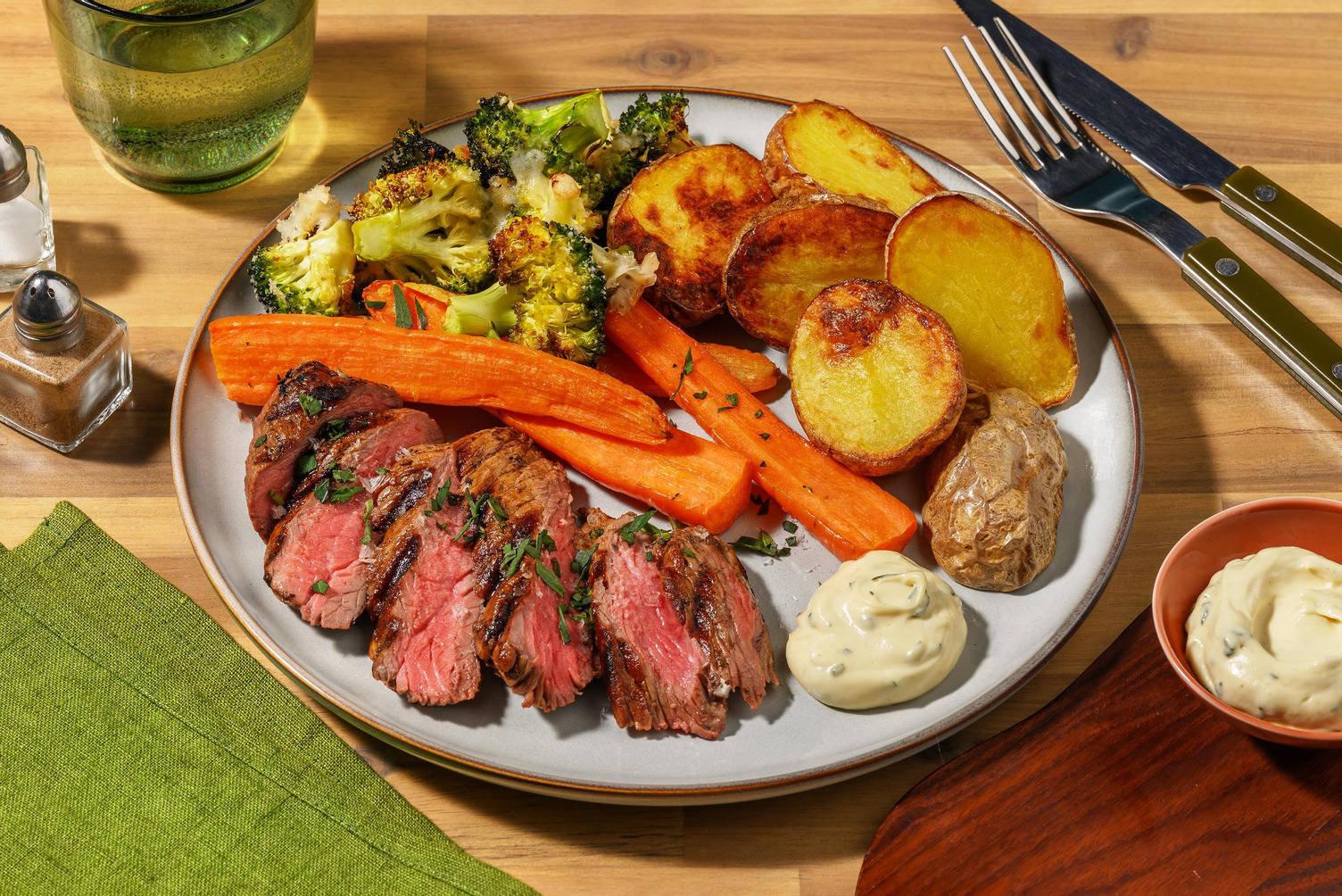 Grillad rumpstek och somrig dragondipp