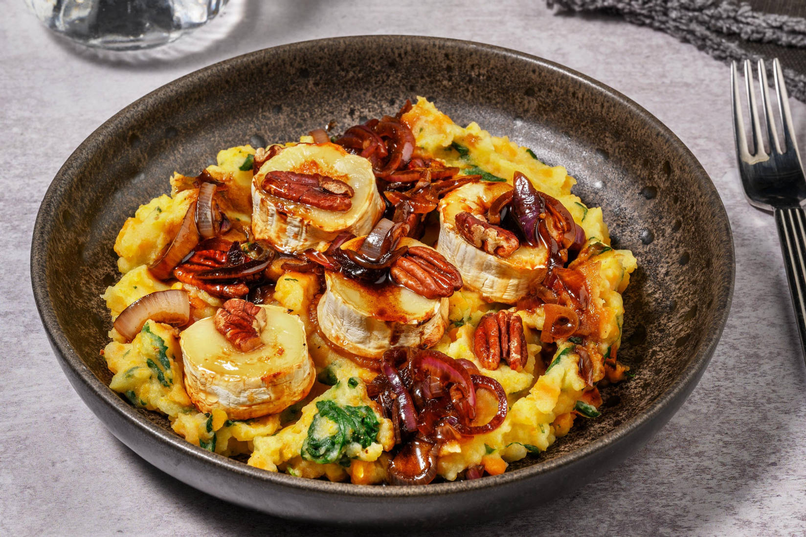 Stoemp au fromage de chèvre crémeux et jus à l'oignon