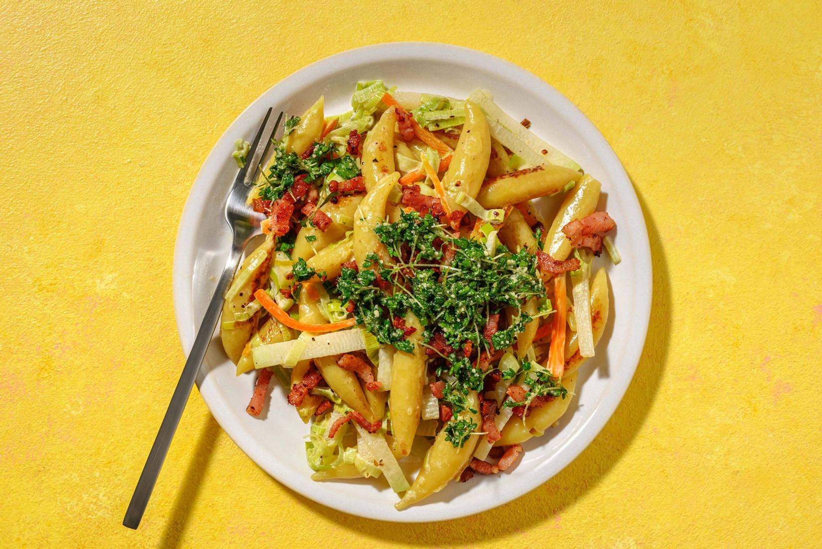 Bacon-Schupfnudelpfanne mit Kräuter-Käse Topping