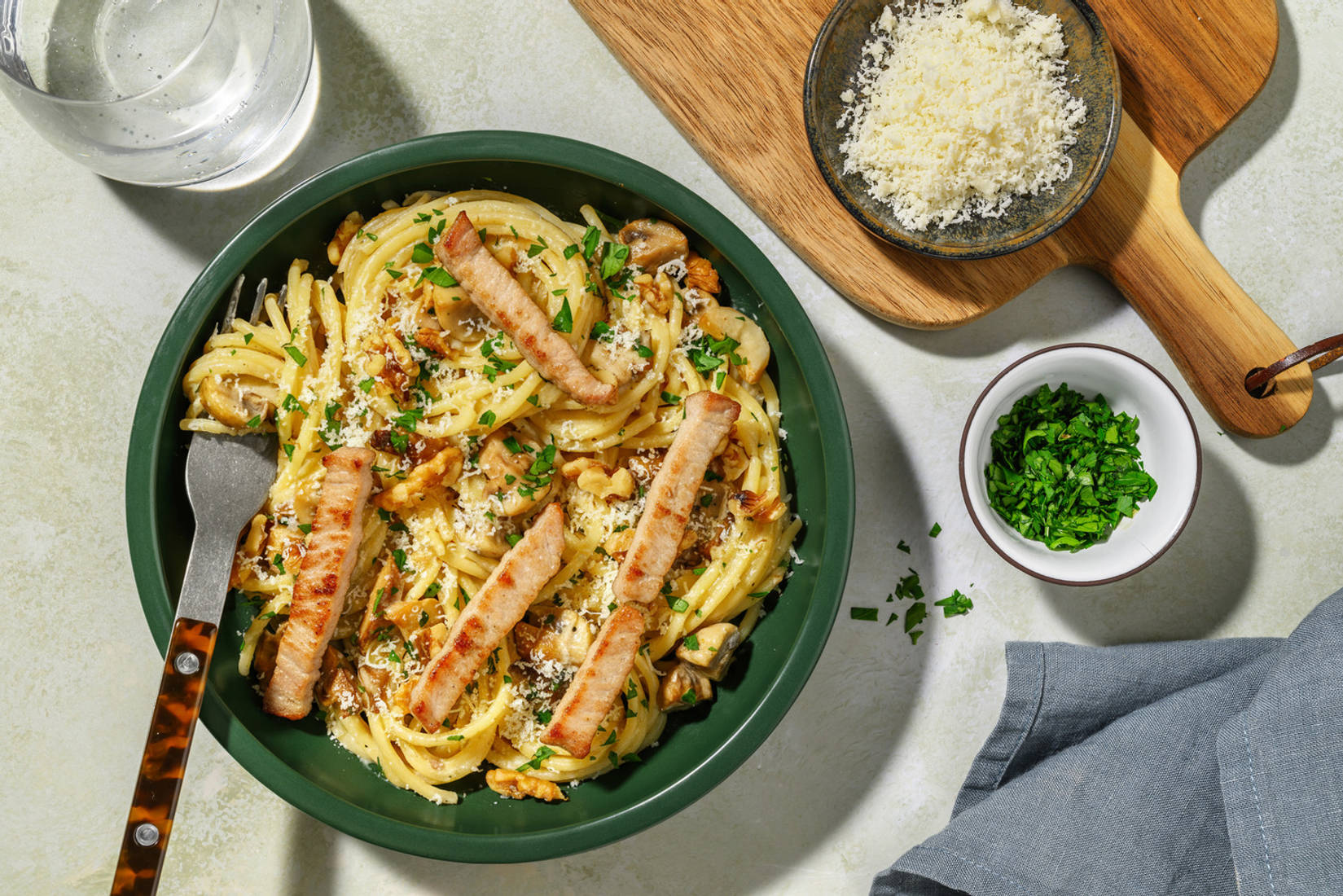 Spaghetti mit extra Bio-Schweinefleischstreifen und Pilzrahm-Soße