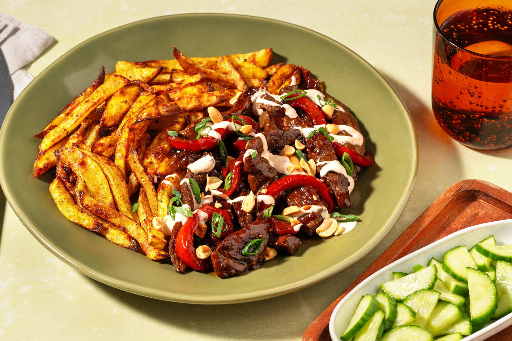 Frites garnies de bœuf bulgogi à la coréenne 