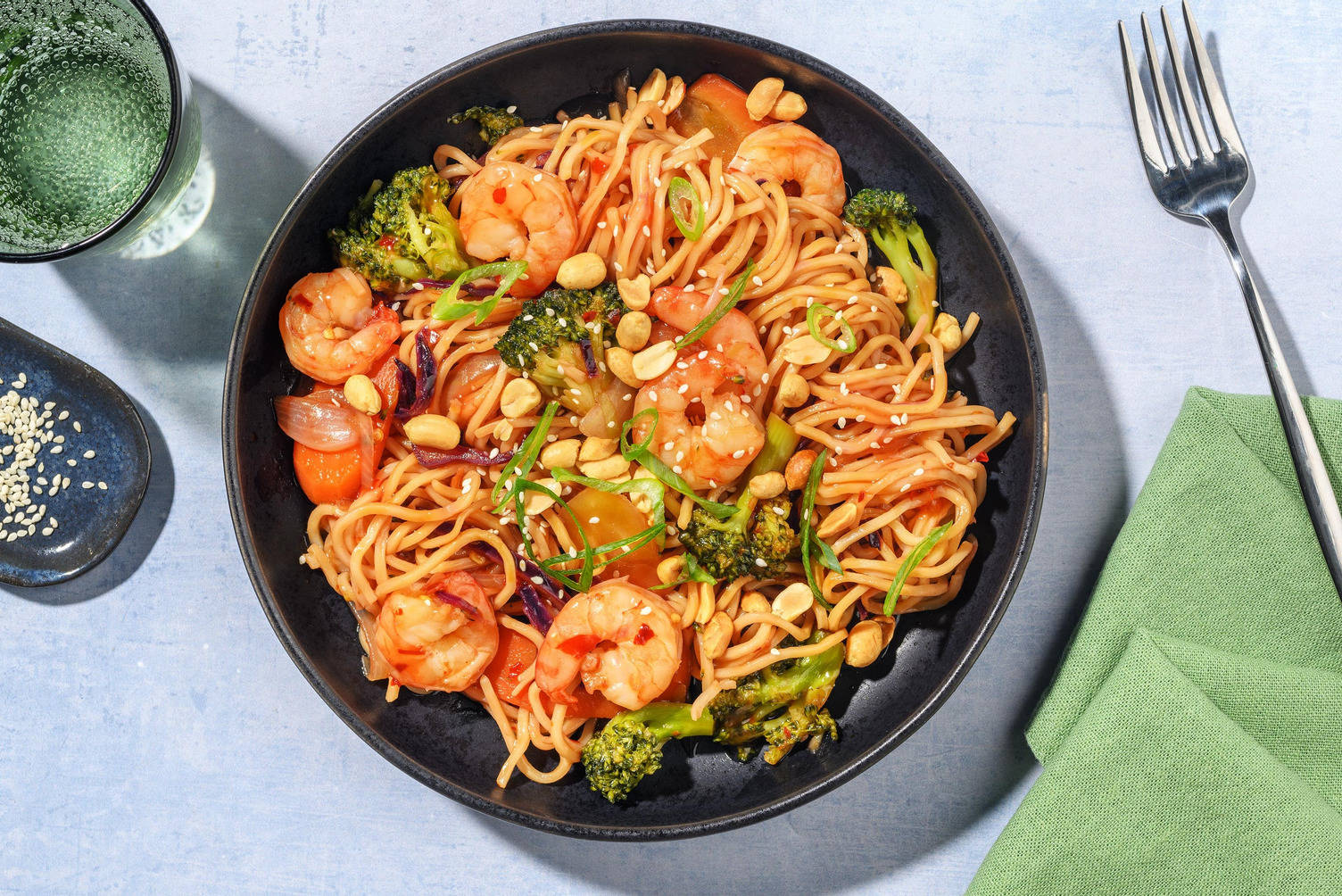 Snabba nudlar och räkor i sötsur sås