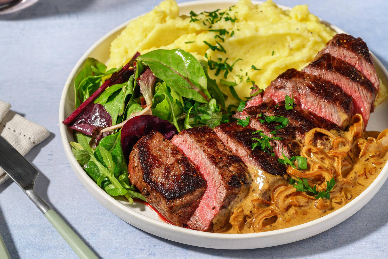 Bio-Rindersteak in Schalotten-Senf-Soße