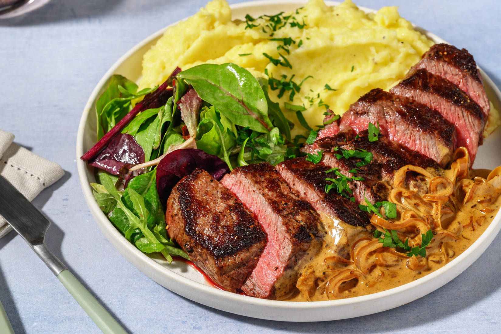 Weiderindsteak in Zwiebel-Senf-Soße