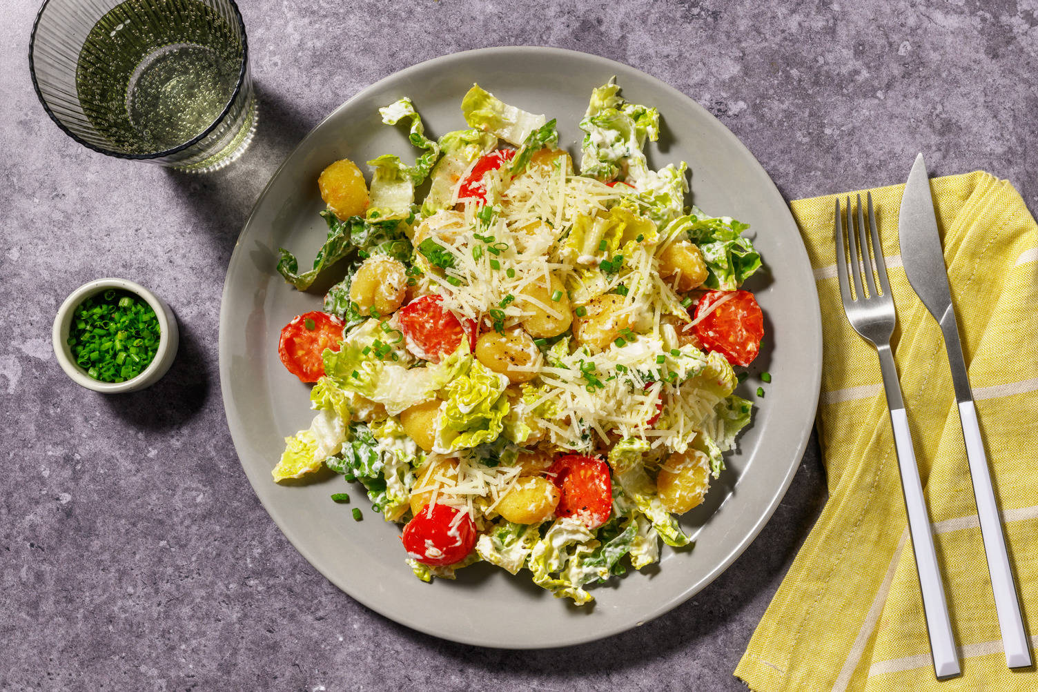 Ensalada césar con gnocchis dorados