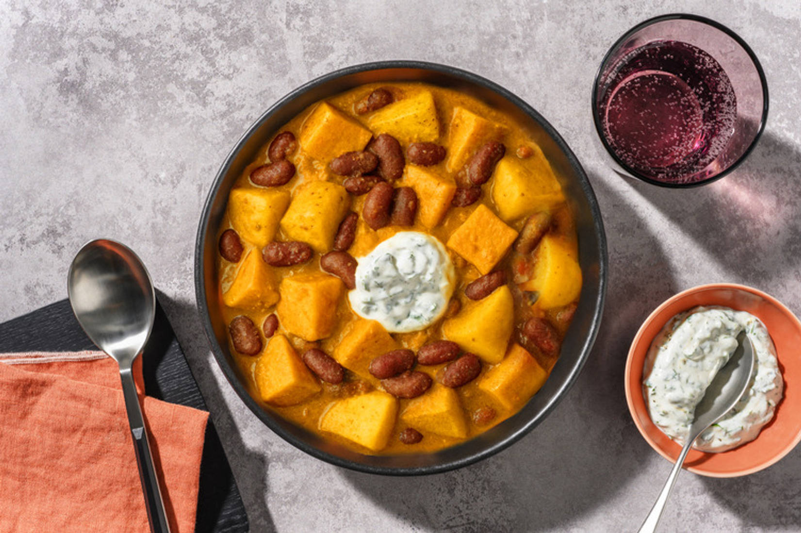 Curry de patata, boniato y judías con langostinos