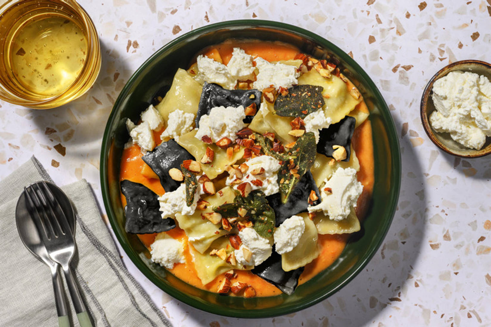 Ravioli bicolor di nasello al sugo di pomodorini