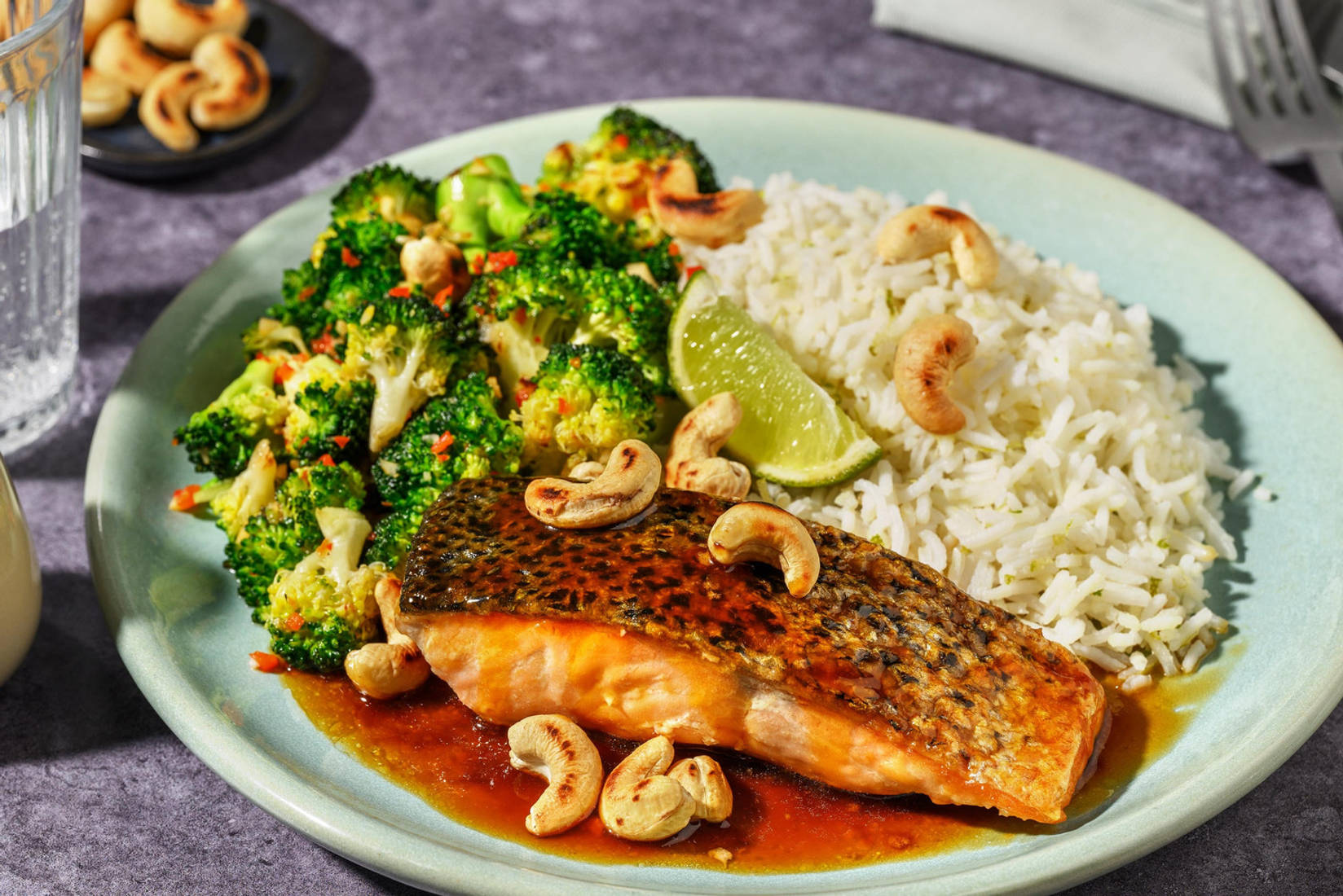 Lachsfilet in Teriyakisoße mit scharfem Brokkoli