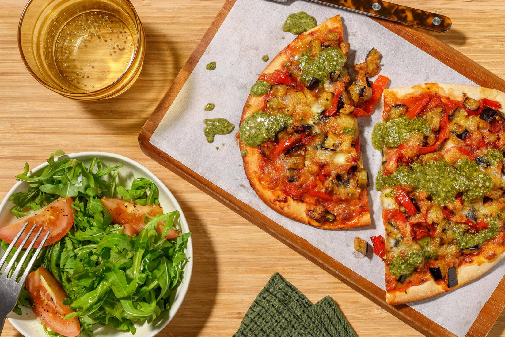 Naanpizza à la melanzane met basilicumcrème en mozzarella