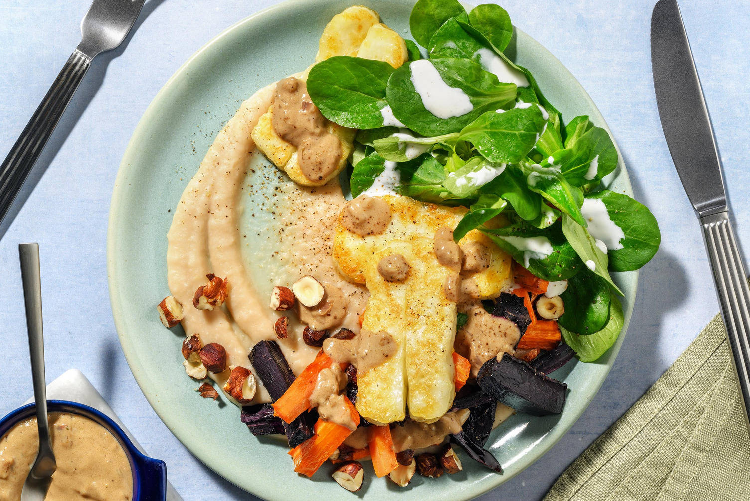 Bio-Halloumi und Ofenkarotten auf Butterbohnenpüree