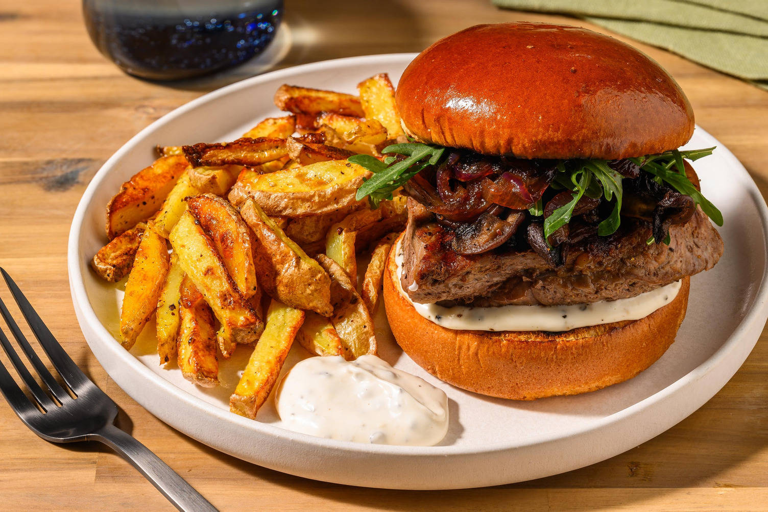 Grillet biffburger og pepperaioli