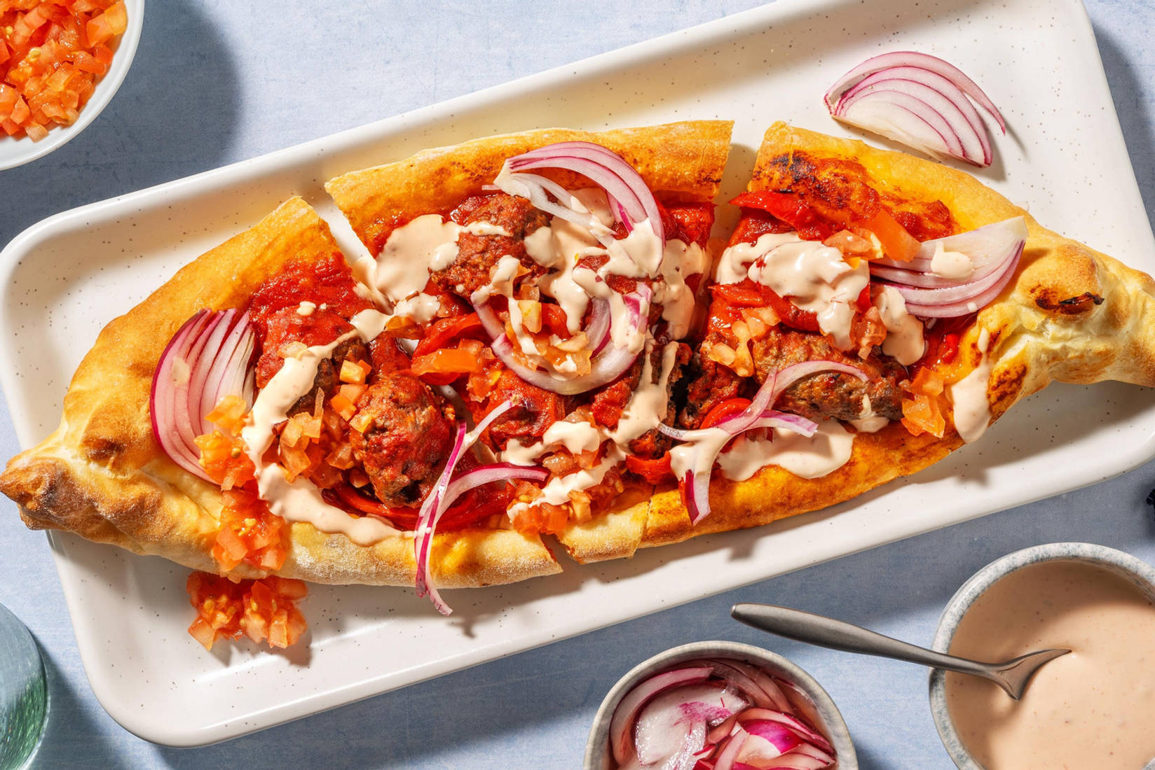 Turkse pide met köfte-stijl gehaktballetjes