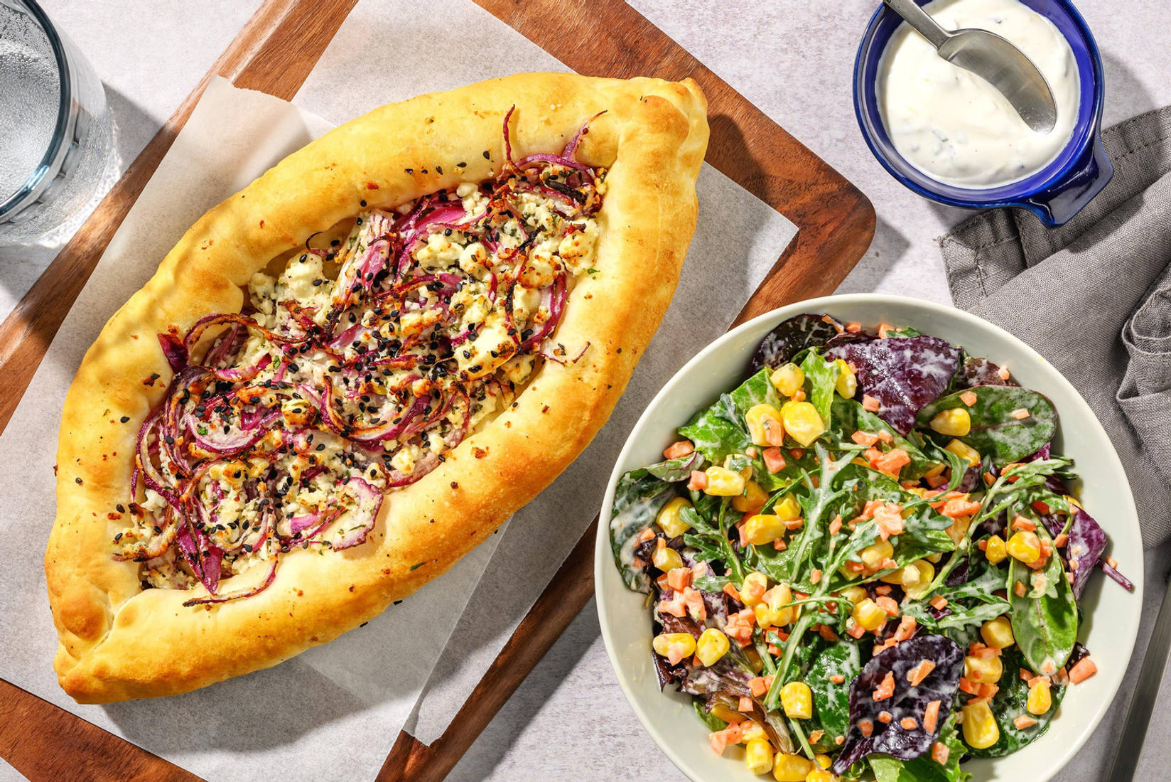 İçli Pide mit Hirtenkäse, Zwiebeln & Minzjoghurt