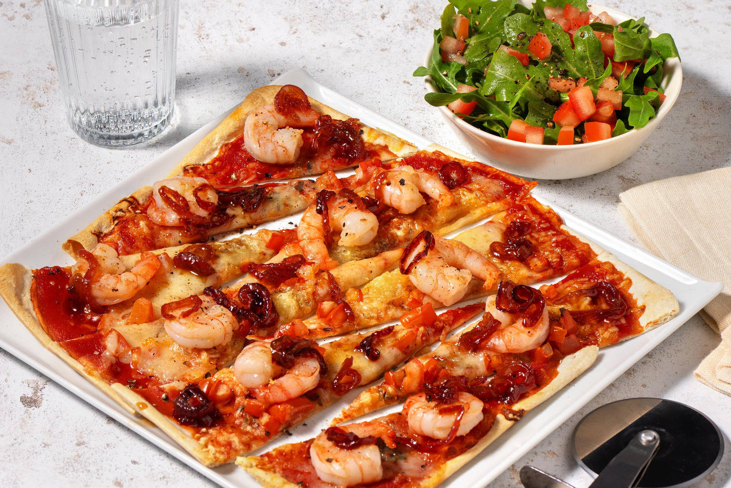 Flammekueche aux crevettes hantées et salade de roquette