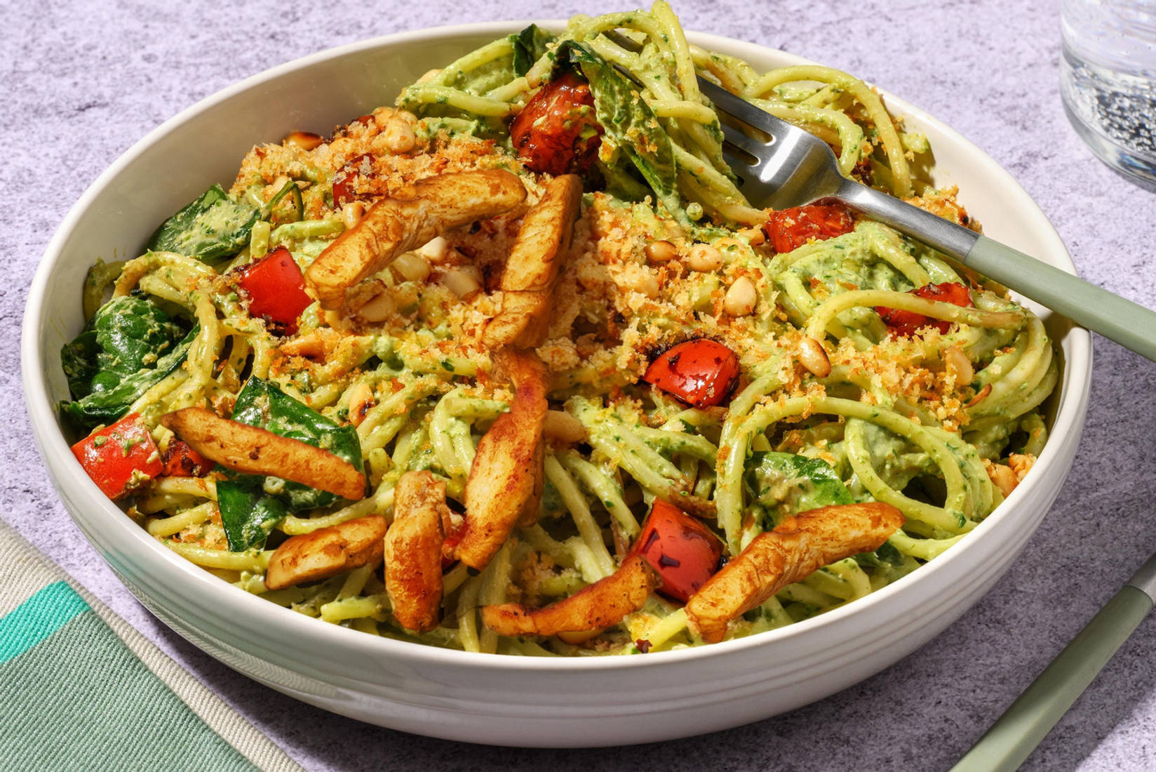 Spaghetti in Avocado-Basilikum-Pesto mit extra Bio-Hähnchenstreifen