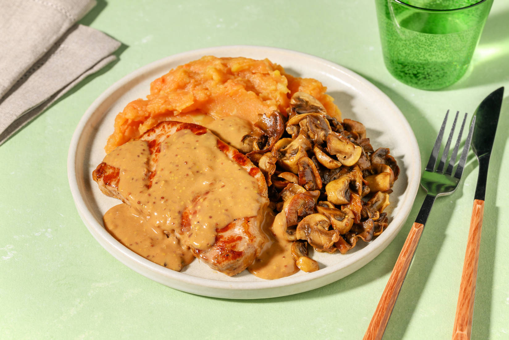 Lomo de cerdo con salsa casera de su jugo