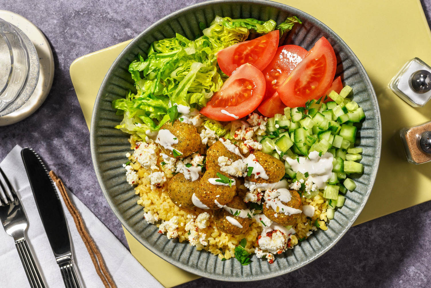 Medelhavsbowl på falafel och bulgur