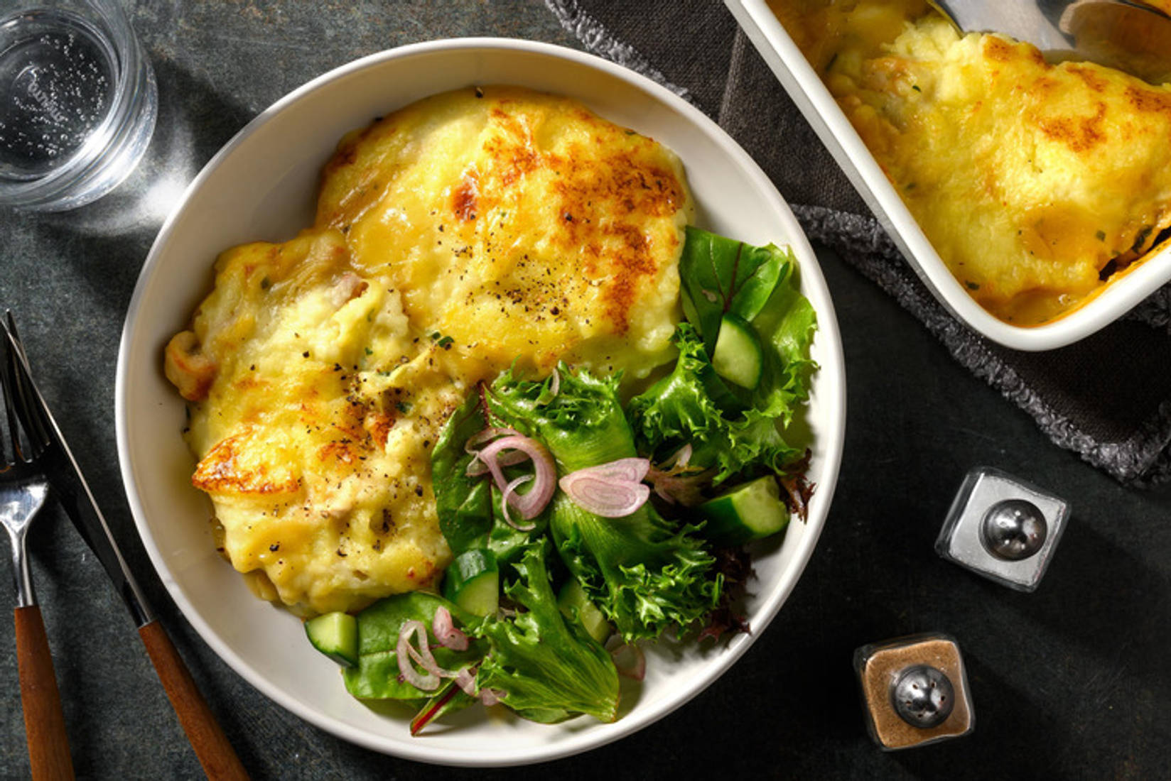 Cremet kartoffelmos-'pie' med kylling og porre