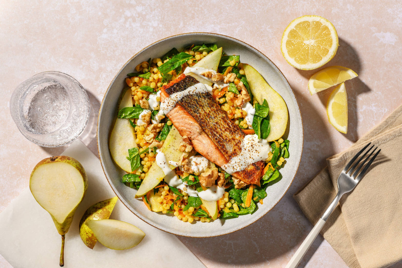 Sotad lax och morot- och pärlcouscoussallad
